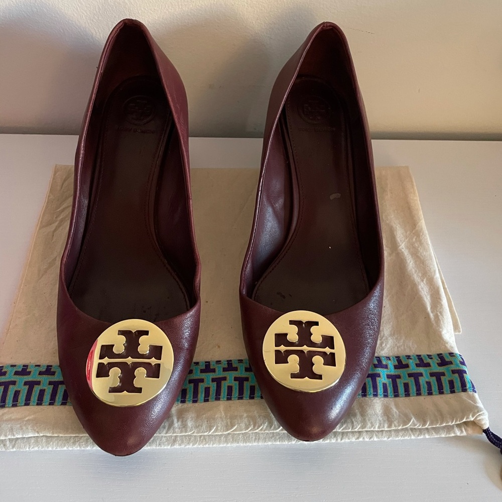 Tory Burch Chelsea Wedge Burgundy Pump Gold Logo